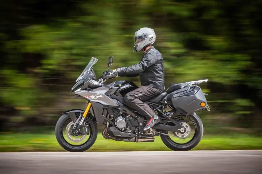 imagem lateral da Suzuki GSX-S1000 GX na estrada