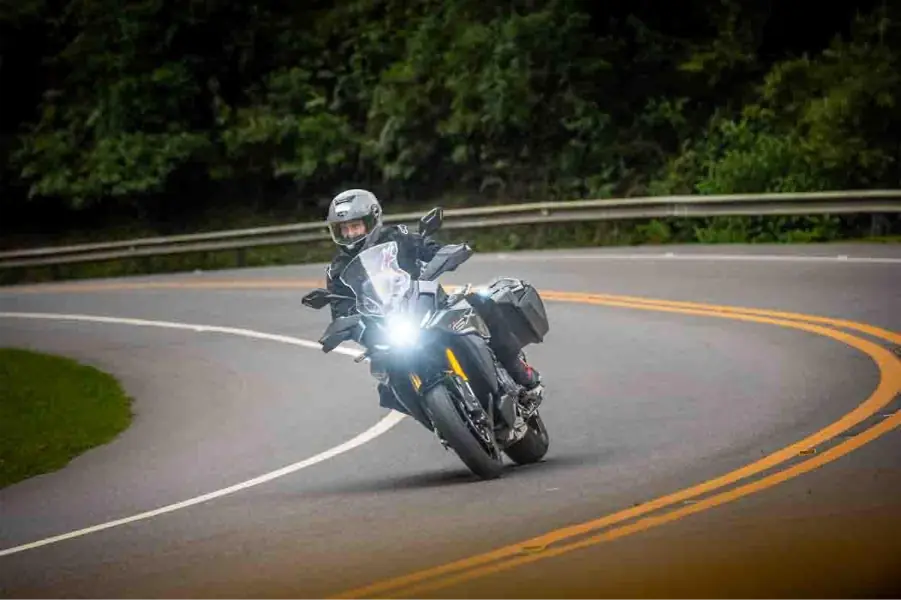 imagem piloto em curva com a GSX-S1000 GX