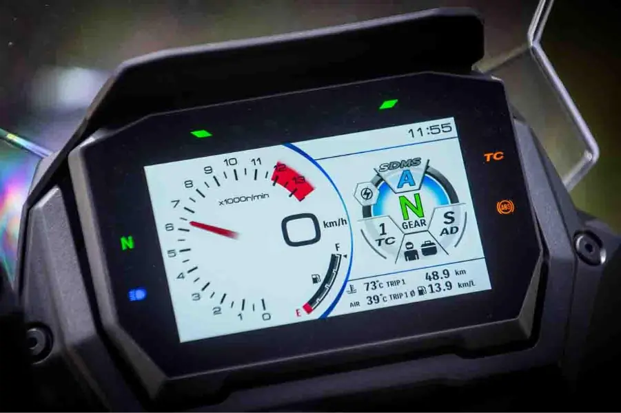 imagem do painel tft multifuncional da Suzuki GSX-S1000 GX