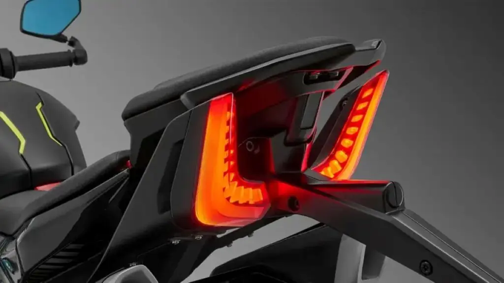 imagem da lanterna traseira da QJMotor SRK 921