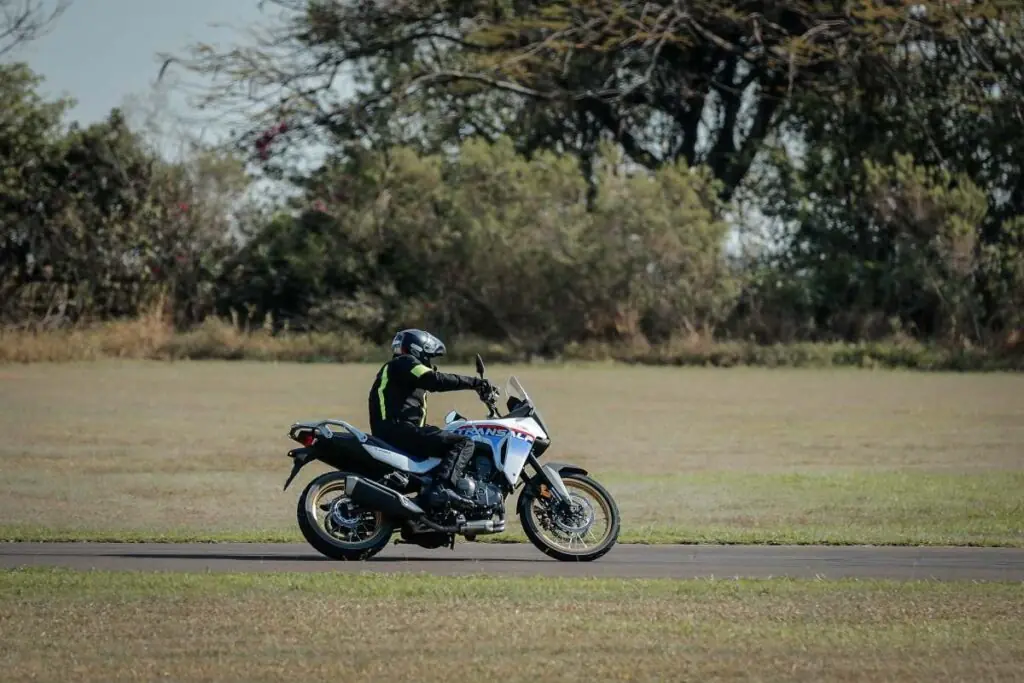 imagem da transalp em curva