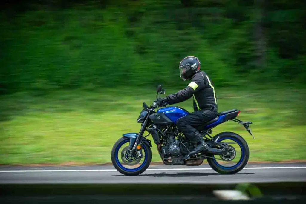 imagem lateral em ação com a Yamaha MT-07 Connected 2025