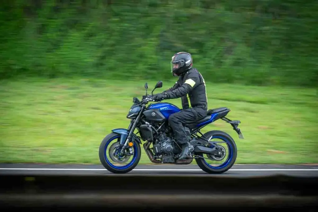 imagem ergonomia do piloto em ação com a Yamaha MT-07 Connected 2025