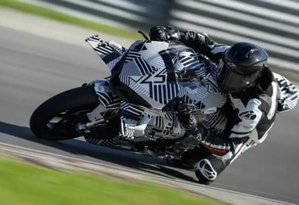 imagem em ação CFMoto V4 SR-RR