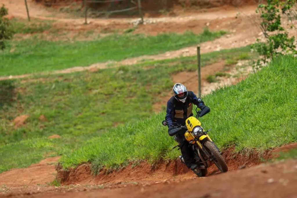 imagem piloto em ação com a Triumph Scrambler 400 XC