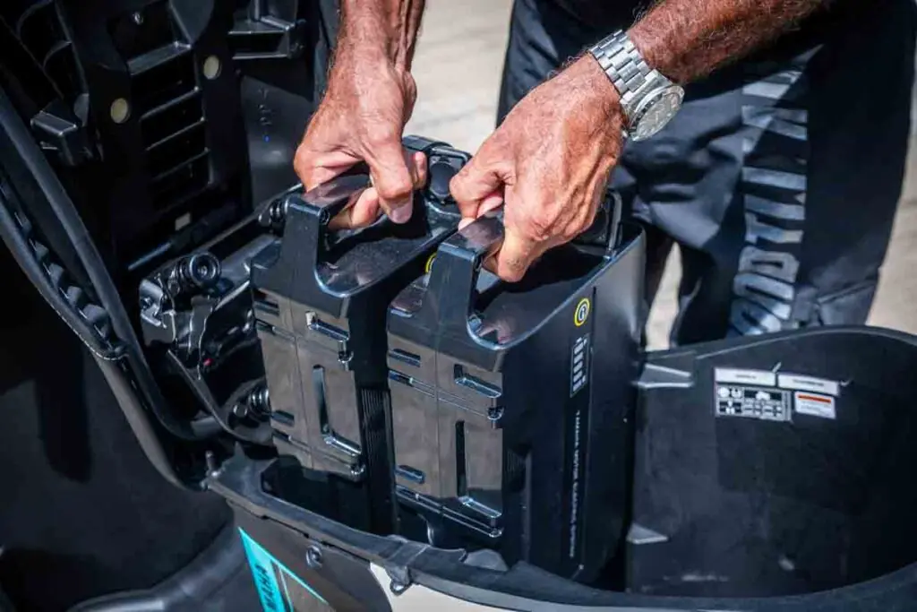 imagem das baterias intercambiáveis do Yamaha Neo’s o scooter elétrico eficiente e elegante por R$ 33.990