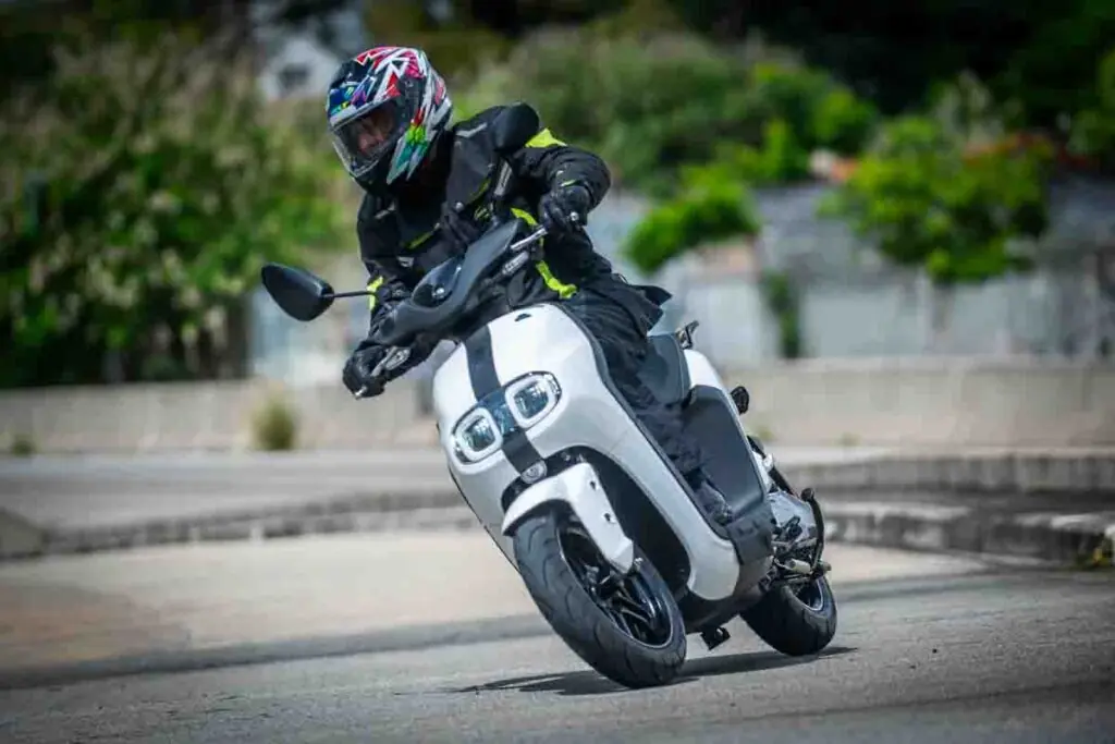 imagem de curva com o Yamaha Neo’s o scooter elétrico