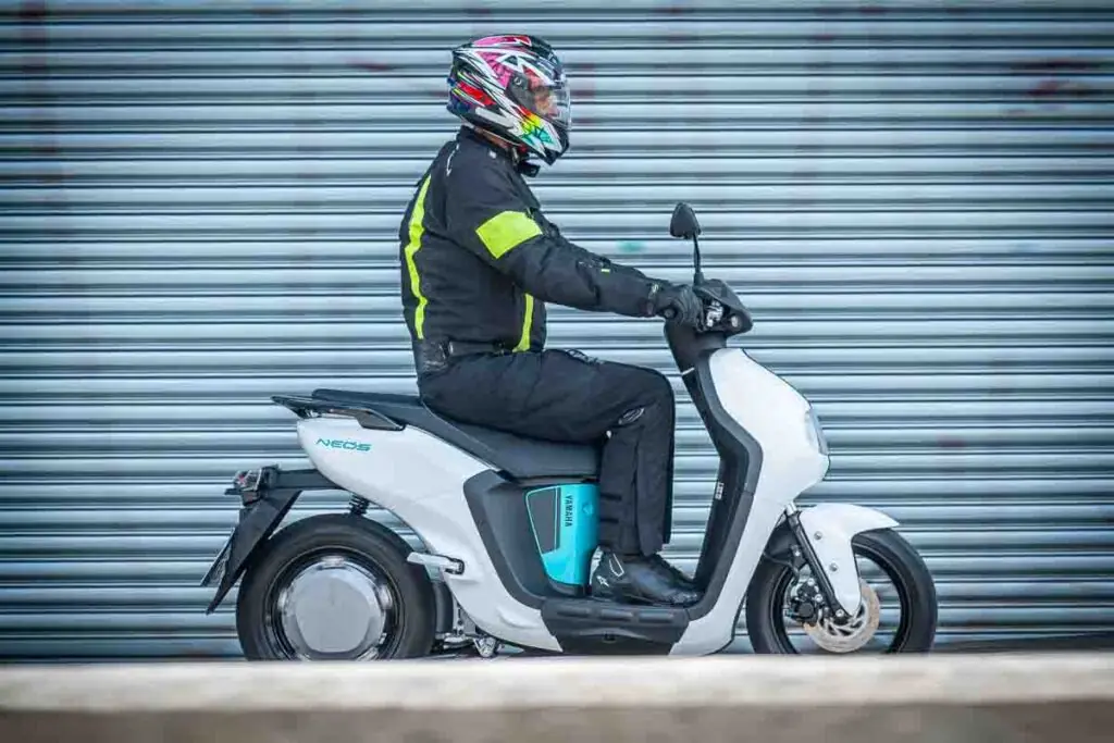 imagem piloto sentado no Yamaha Neo’s o scooter elétrico