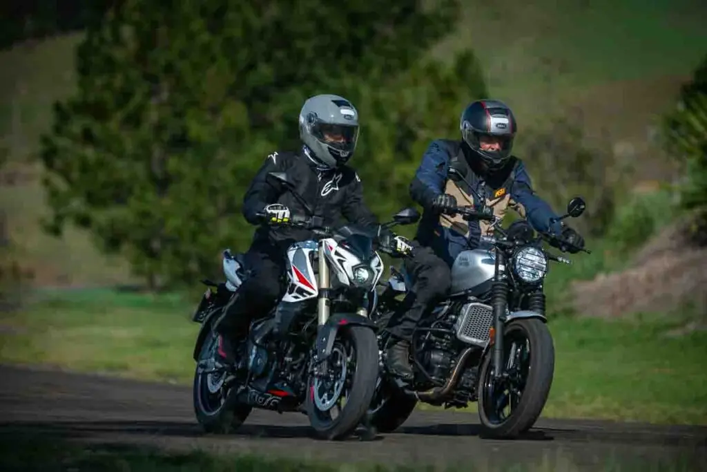 imagem dos pilotos em ação com as Royal Enfield Guerrilla 450 e Bajaj Dominar NS400Z