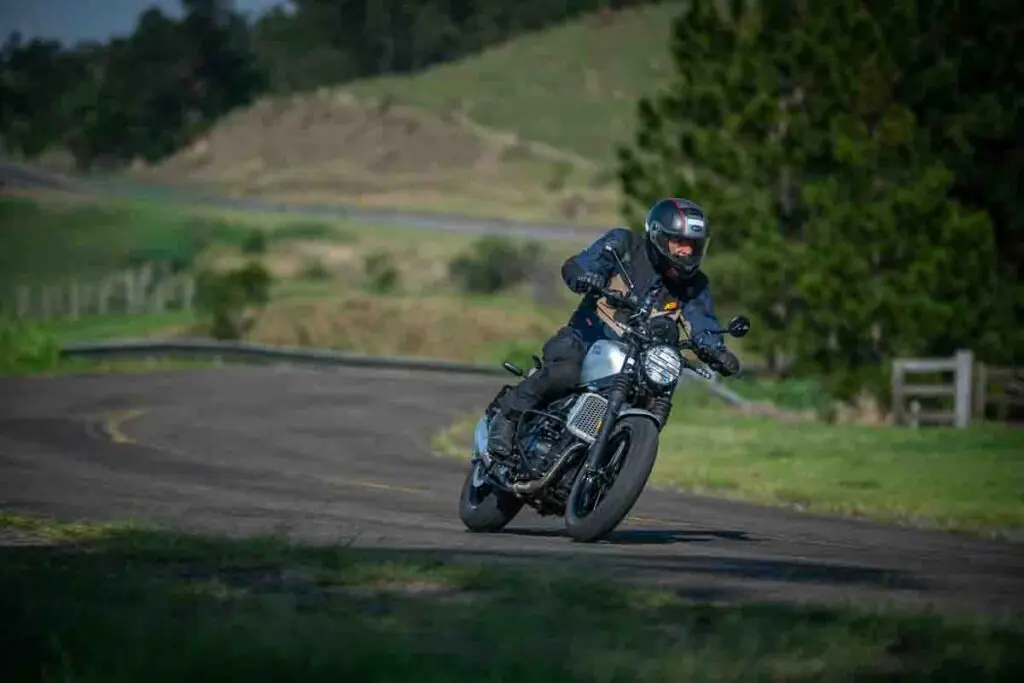 imagem piloto em ação com a Royal Enfield Guerrilla 450