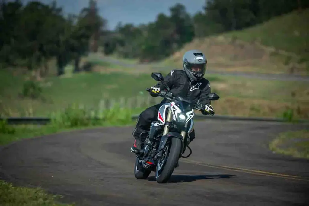 imagem piloto em ação com a Bajaj Dominar NS400Z