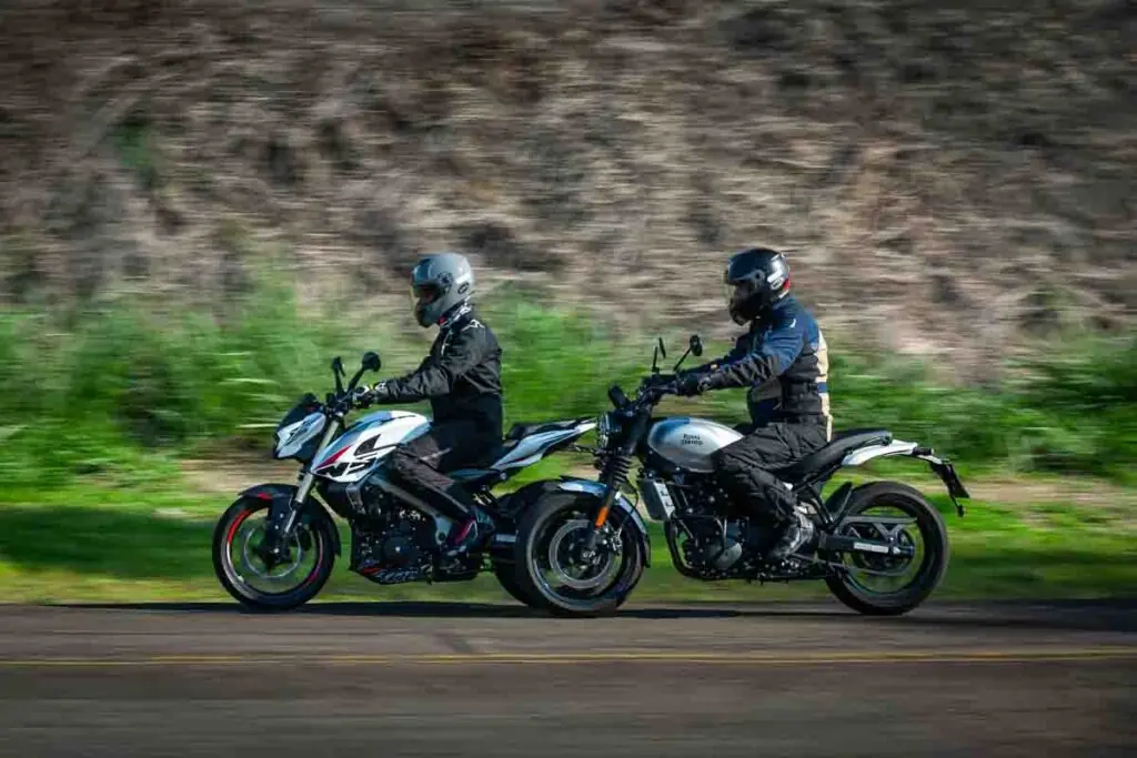 imagem lateral Royal Enfield Guerrilla 450 e Bajaj Dominar NS400Z