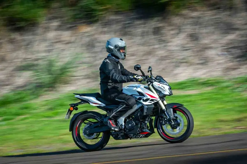 imagem do piloto sentado na Bajaj Dominar NS400Z