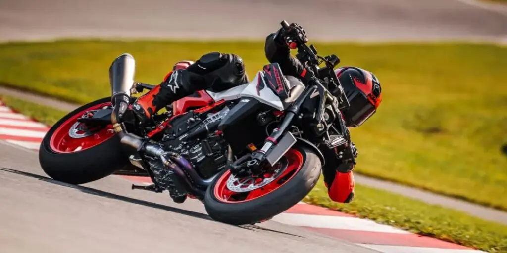 imagem piloto em ação ktm 890 duke