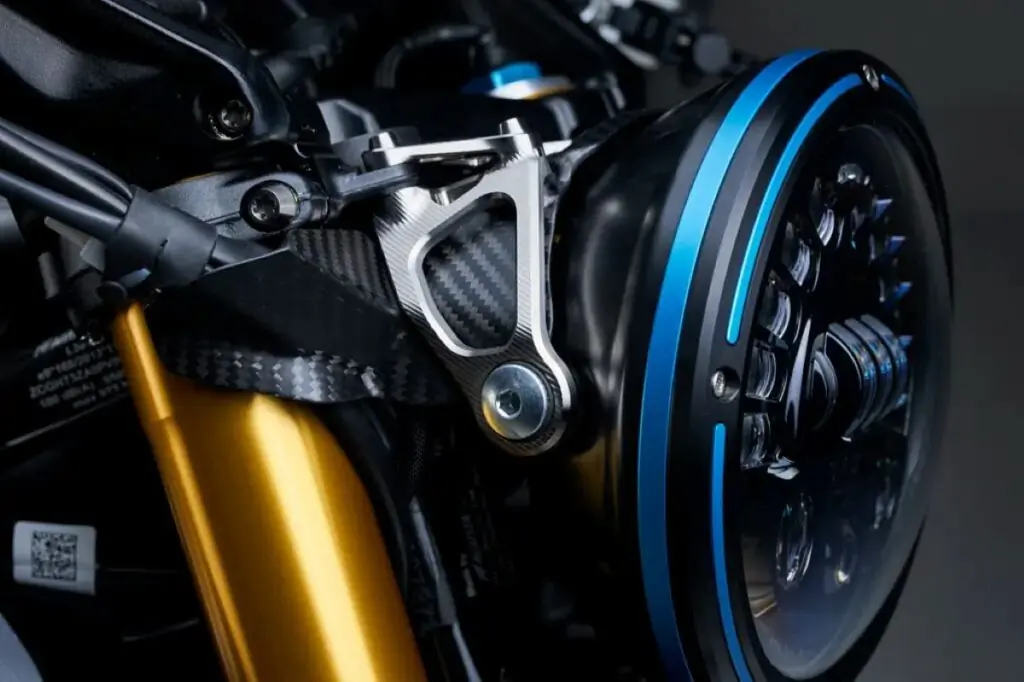 imagem farol MV Agusta Rush Titanio