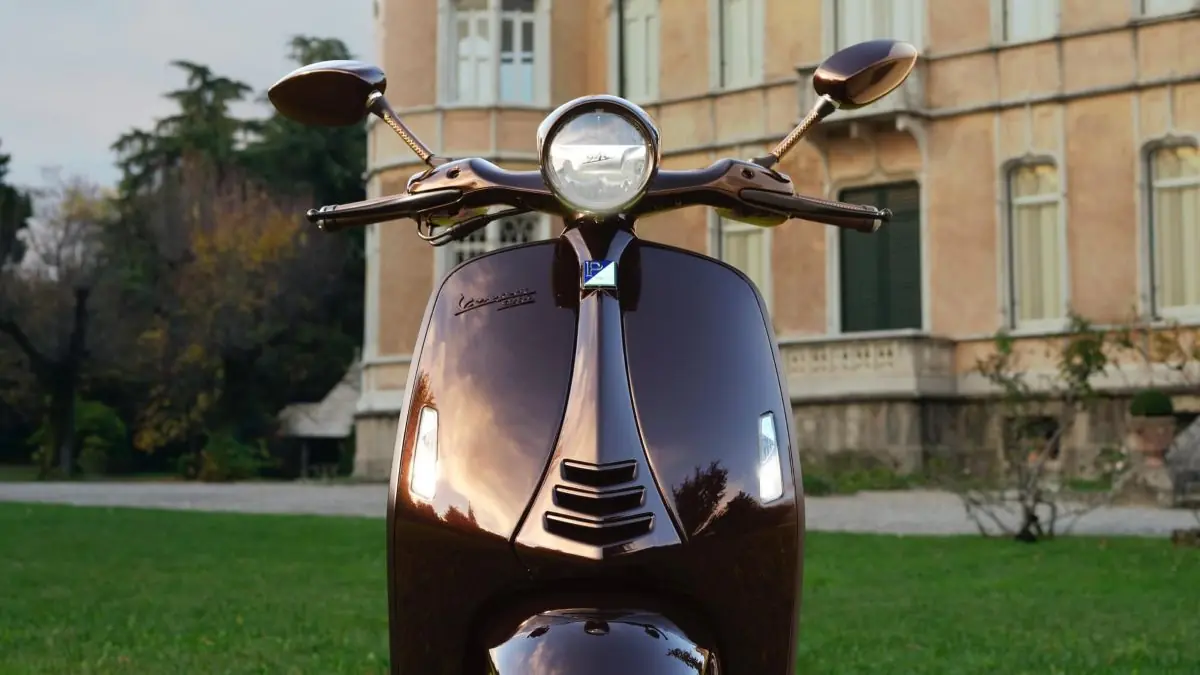 imagem-farol-vespa-946-horse-motociclismoonline