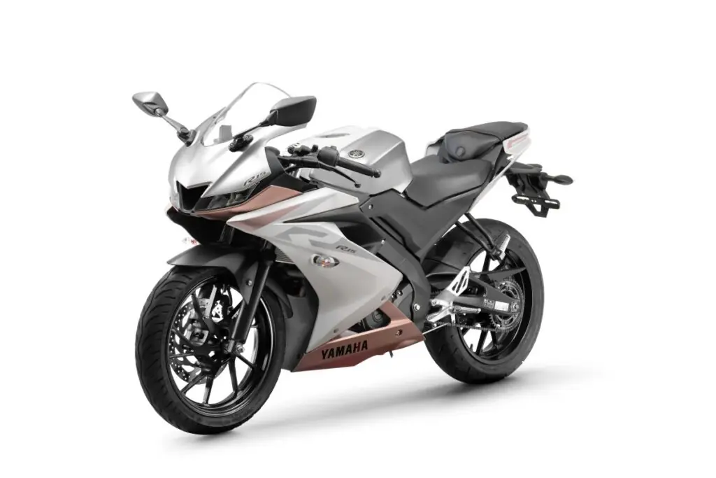 imagem lateral direita da nova Yamaha R15 ABS 2026 na cor R-White