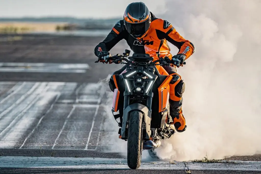 imagem piloto em ação com KTM 1390 super duke