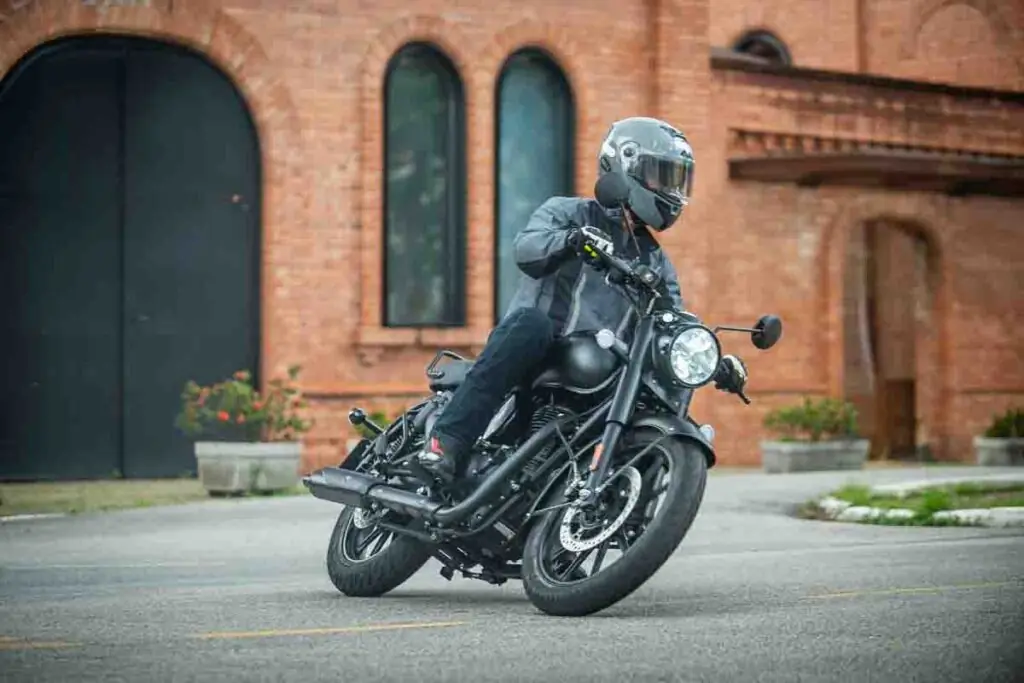 imagem piloto em curva com a Royal Enfield Classic 350