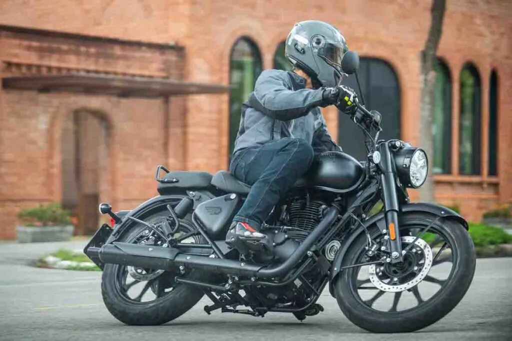 imagem do piloto com a royal enfield classic 350