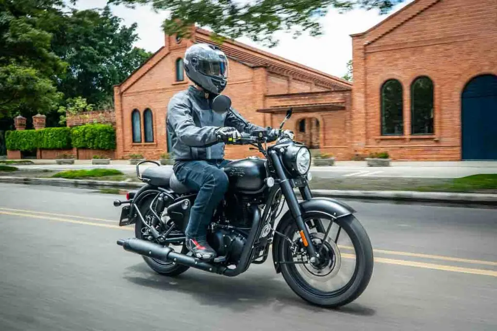 imagem da ergonomia do piloto com a Royal Enfield Classic 350