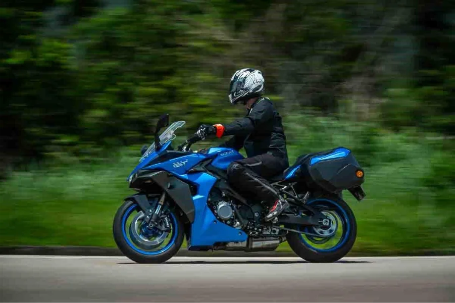 imagem do piloto em ação com a Suzuki GSX-S1000GT