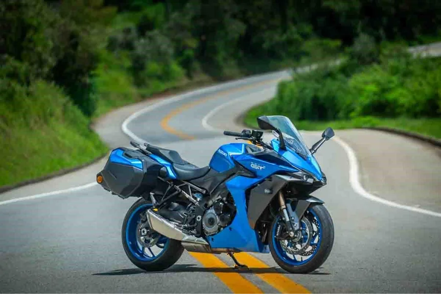 imagem lateral Suzuki GSX-S1000GT 2026