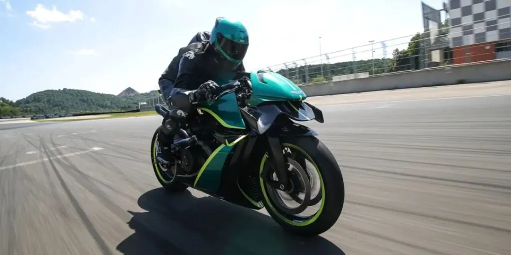 imagem em ação da Aston Martin & Brough Superior AMB 001 Pro