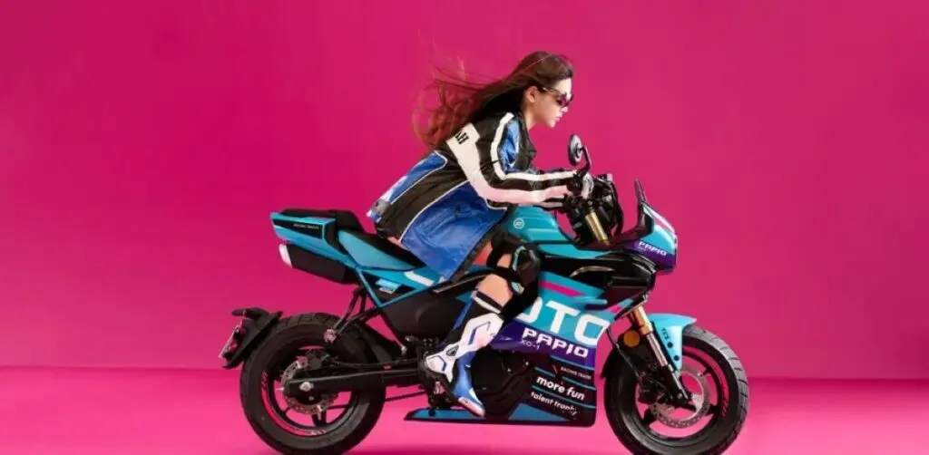 imagem piloto com a CFMoto XO Papio Racer Champion Blue