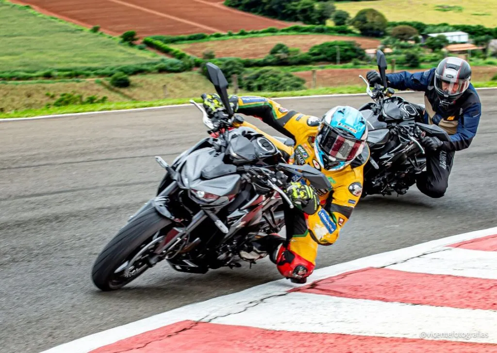 imagem da Nova Kawasaki Z1100 2026 em pista