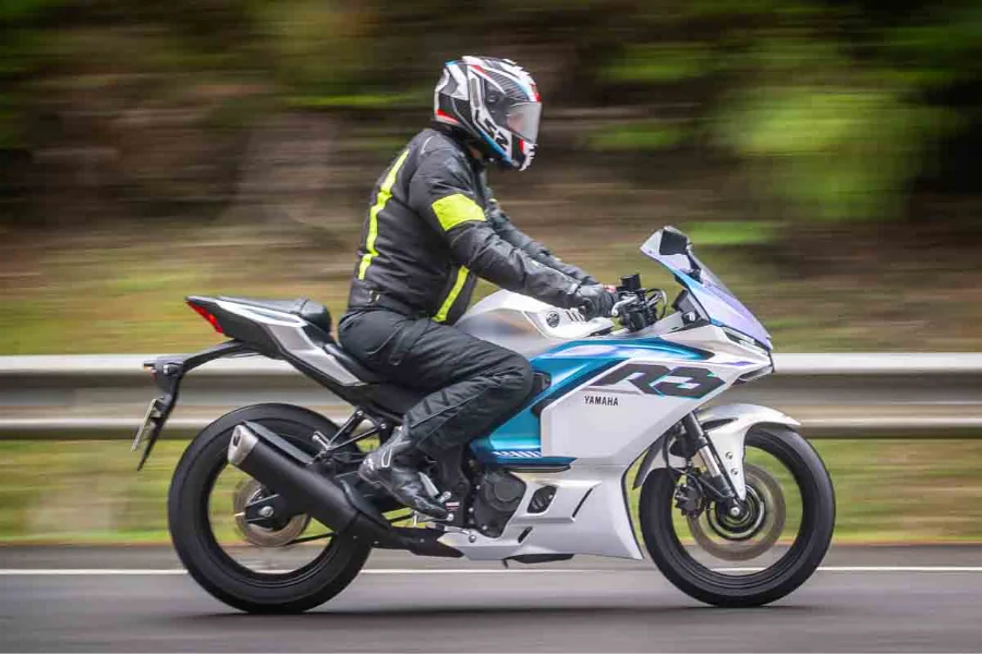 imagem da ergonomia do piloto com a yamaha r3