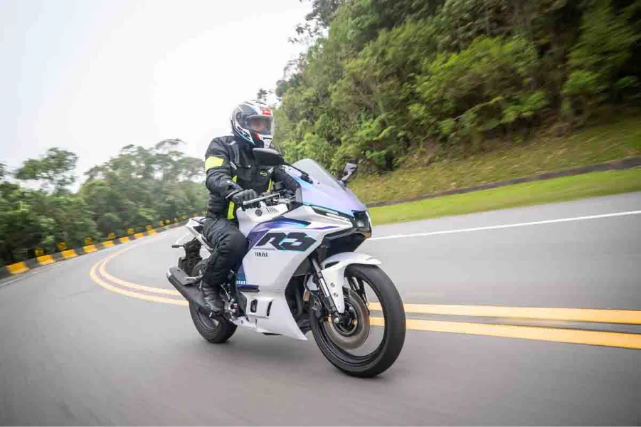 imagem do piloto em curva com a yamaha r3