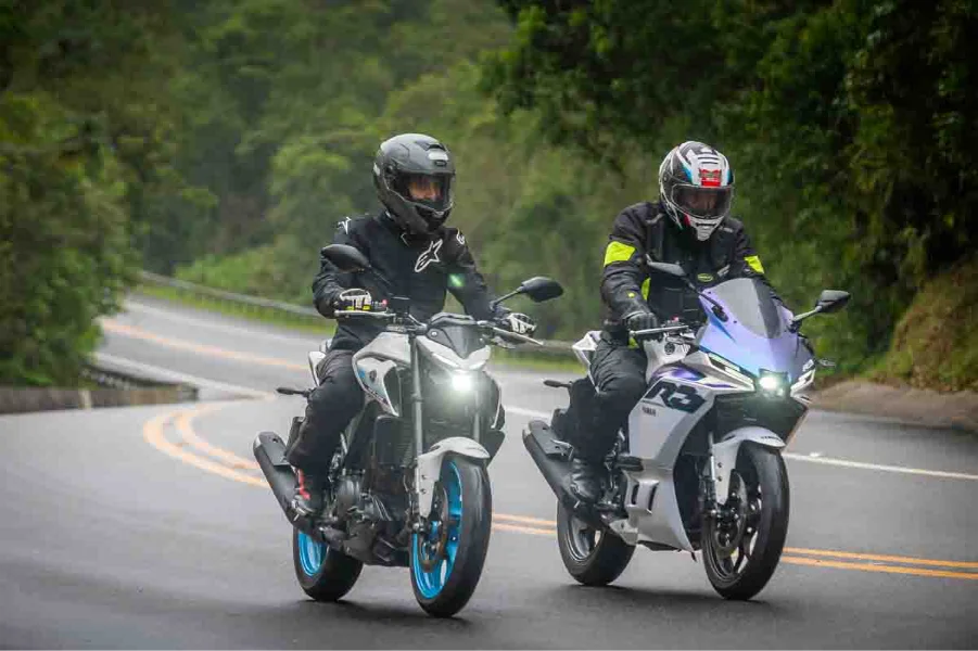 imagem dos pilotos em ação com as yamaha mt-03 e r3