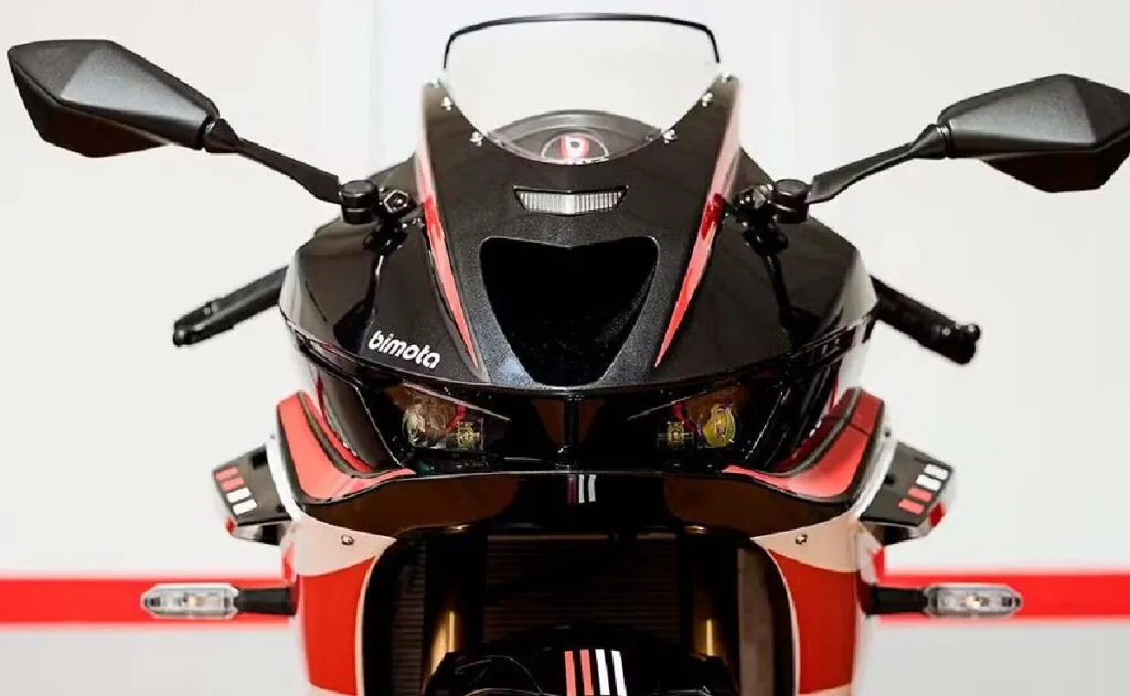 imagem frontal da nova Bimota KB399 2026