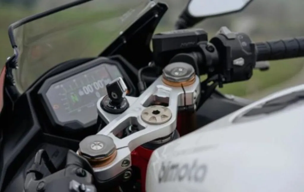 imagem painel tft da Bimota KB399 2026