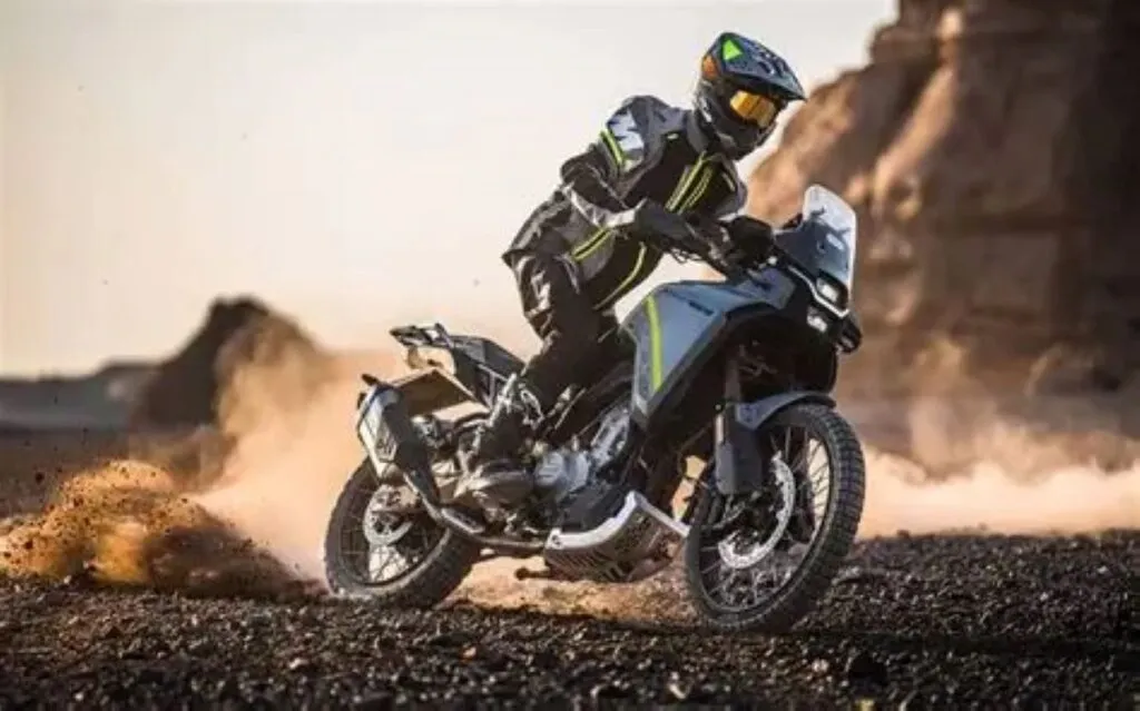 imagem piloto em ação com a nova CFMOTO Ibex 450 2026