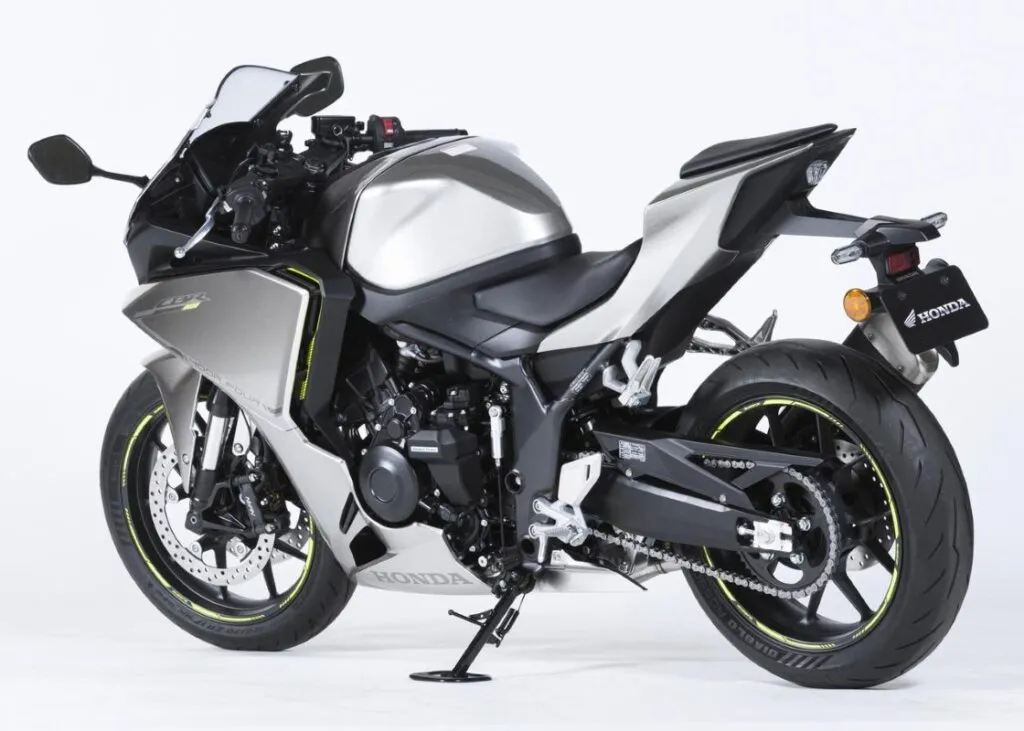 imagem traseira da Honda CBR400R FOUR e-clutch