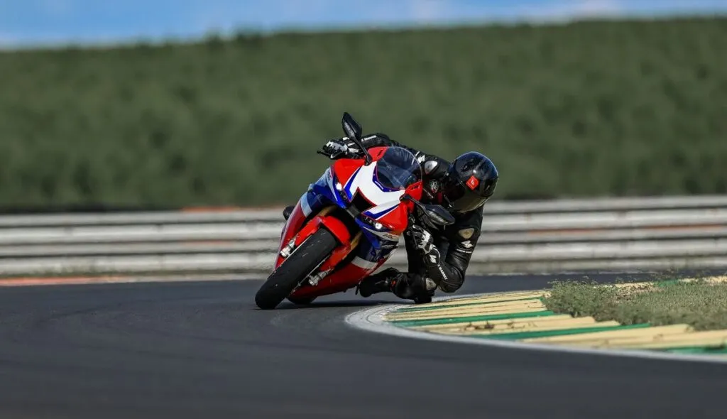 imagem piloto em ação em curva com a Honda CBR1000RR-R Fireblade SP