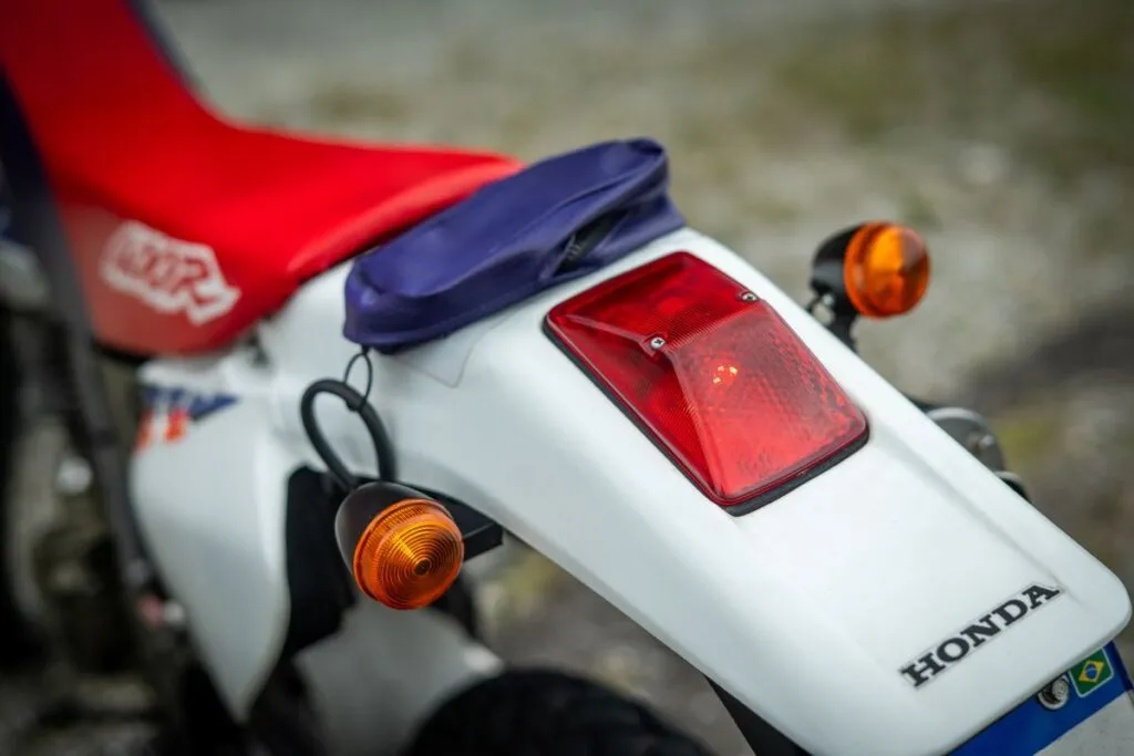 imagem da lanterna traseira da honda xr 400