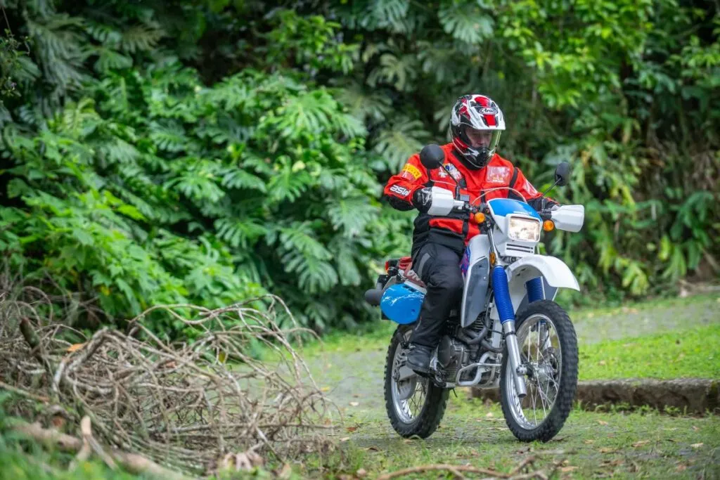 imagem do piloto em ação na terra com a xr 650