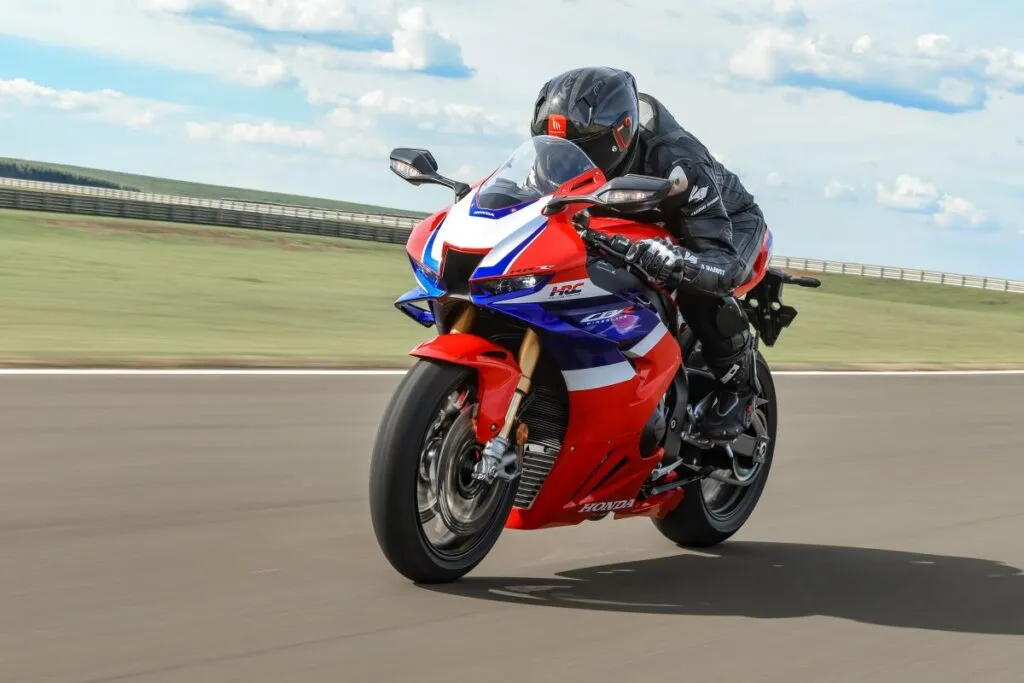 imagem piloto com a Honda CBR1000RR-R Fireblade SP 2026