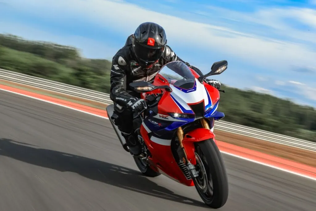 imagem piloto em curva com a Honda CBR1000RR-R Fireblade SP 2026