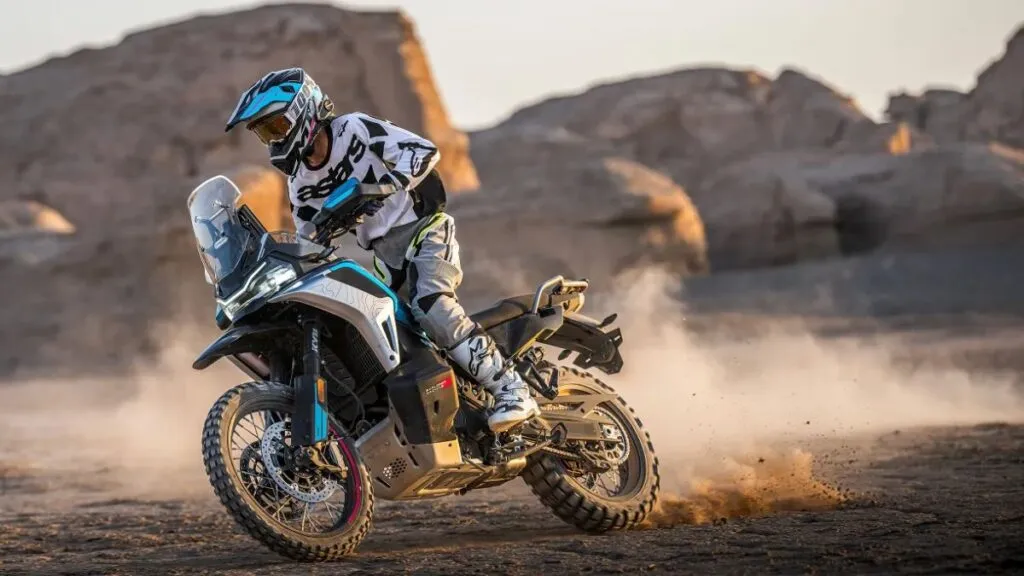 imagem piloto em ação com a nova CFMOTO Ibex 950 2027