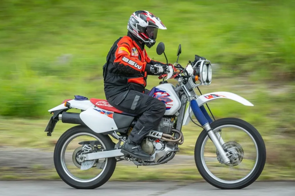 imagem lateral do piloto em ação com a xr 400