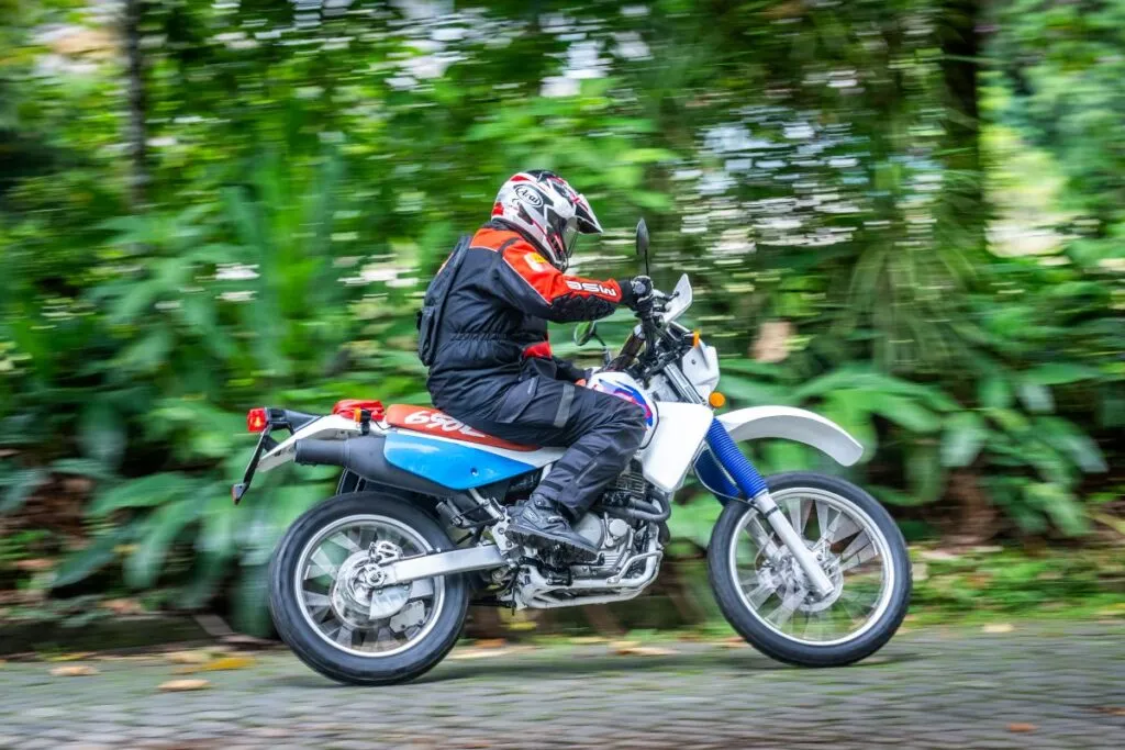 imagem do piloto na terra com a xr 650