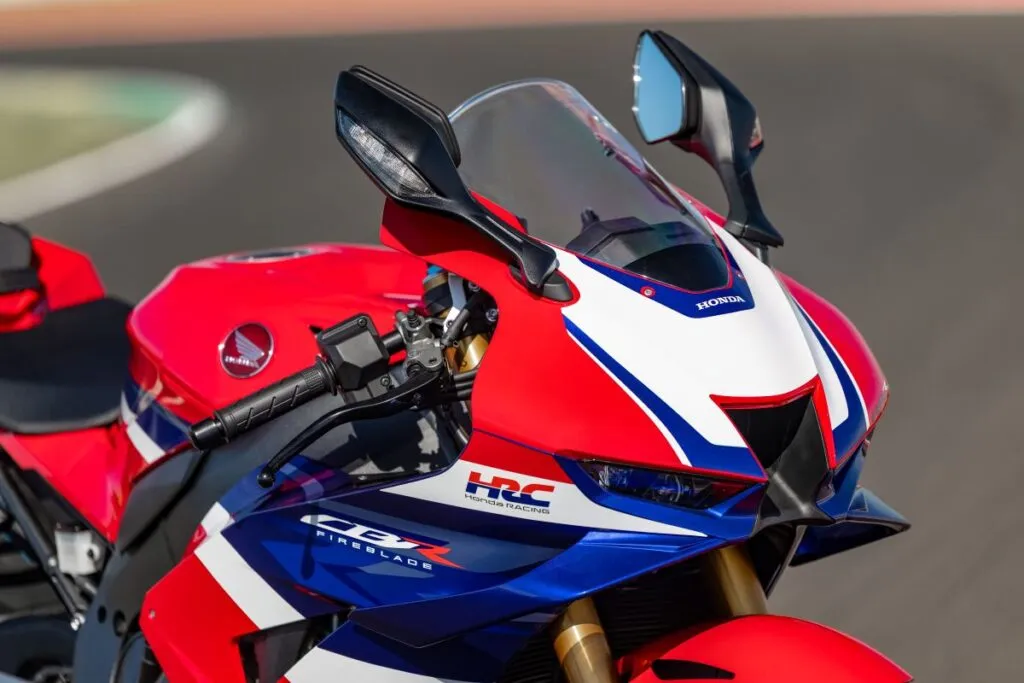 imagem lateral frontal com detalhe das winglets da cbr1000rr-r fireblade 2026