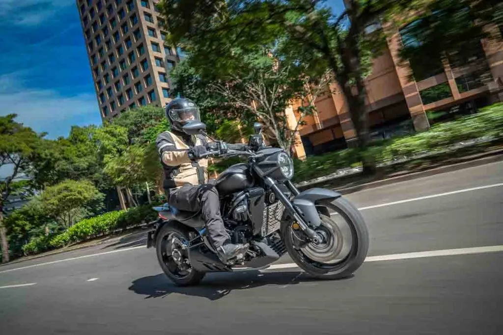 imagem da zontes s 350 com piloto em ação