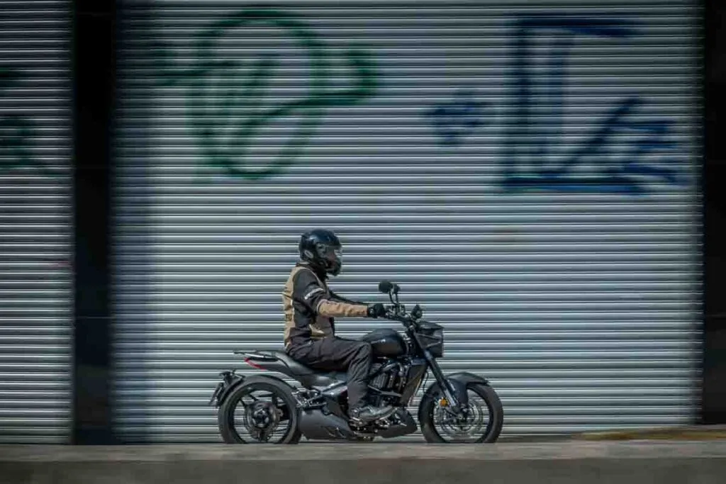 imagem da zontes s 350 na rua