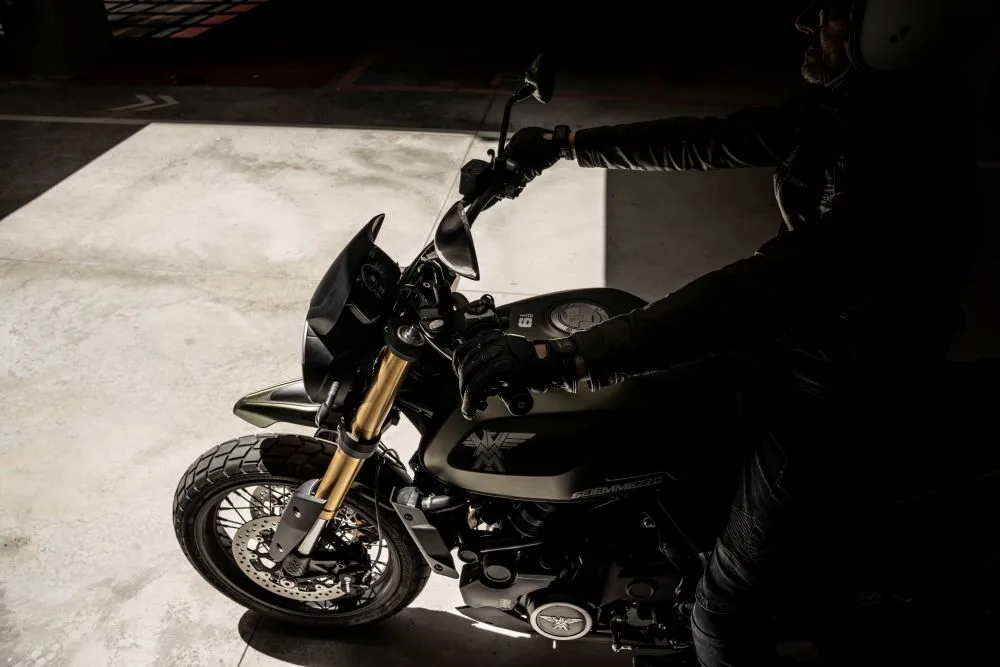 Moto-Morini-Seiemmezzo-Scrambler
