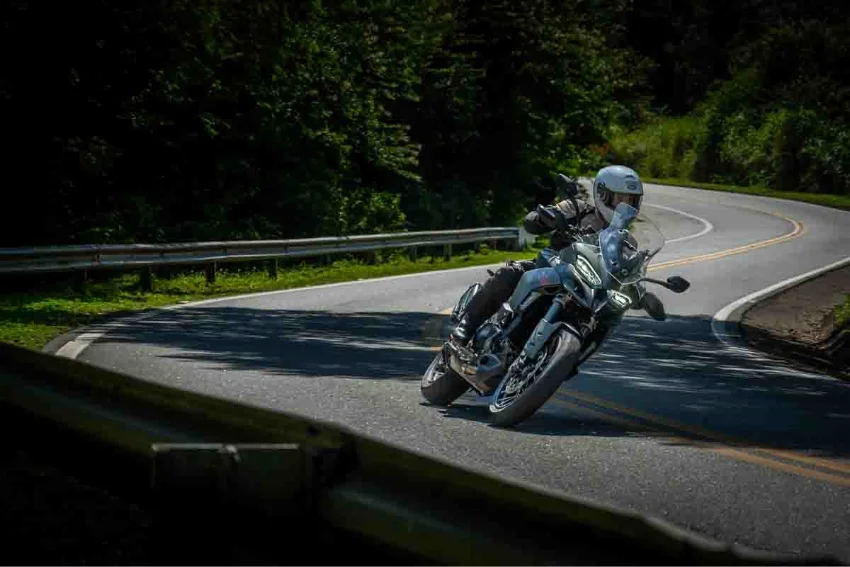 imagem do piloto em ação em curva na estrada com a multistrada v2 2026